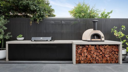 Jalando Pizza Oven at home on the outdoor bench